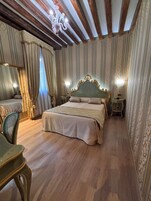 Camera Superior con letto matrimoniale o 2 letti singoli | Minibar, una cassaforte in camera, una scrivania, insonorizzazione