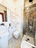 Camera Superior con letto matrimoniale o 2 letti singoli | Bagno | Set di cortesia gratuito, asciugacapelli, bidet, asciugamani