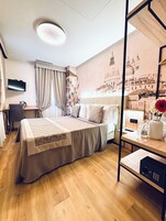 Minibar, caja de seguridad en la habitación y escritorio 