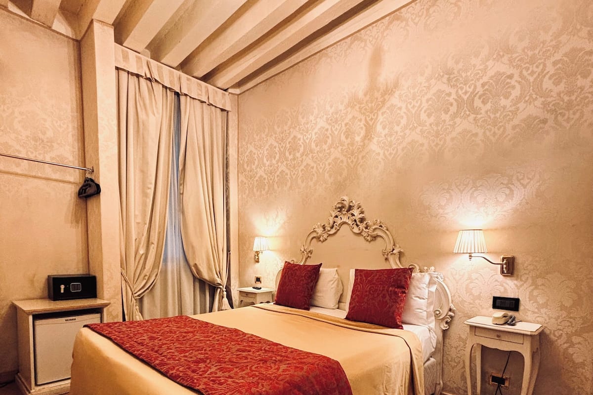 Classic Double or Twin Room | 1 bedroom, minibar, in-room safe, desk