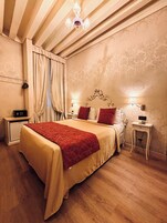 Camera Classic con letto matrimoniale o 2 letti singoli | Minibar, una cassaforte in camera, una scrivania, insonorizzazione