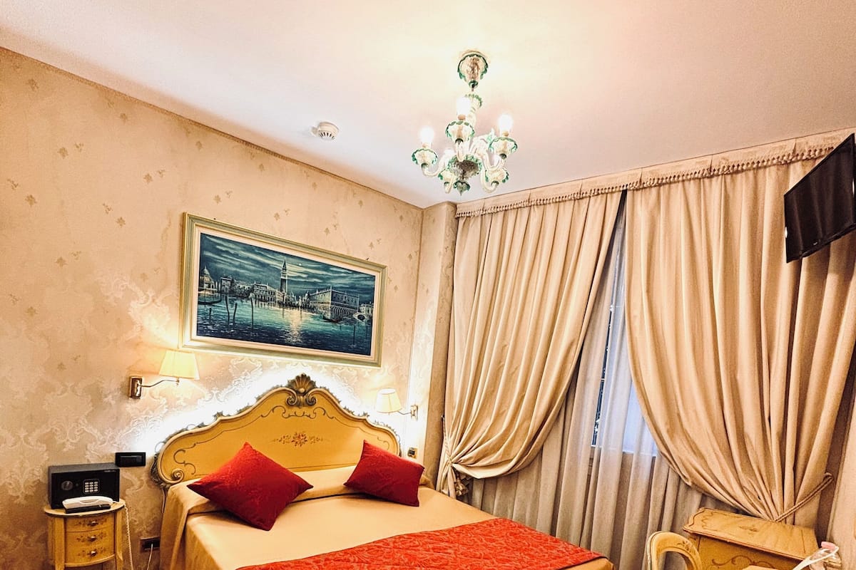 Basic Double Room | 1 bedroom, minibar, in-room safe, desk