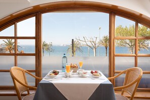 Tägliches Frühstücksbuffet (12 EUR pro Person)