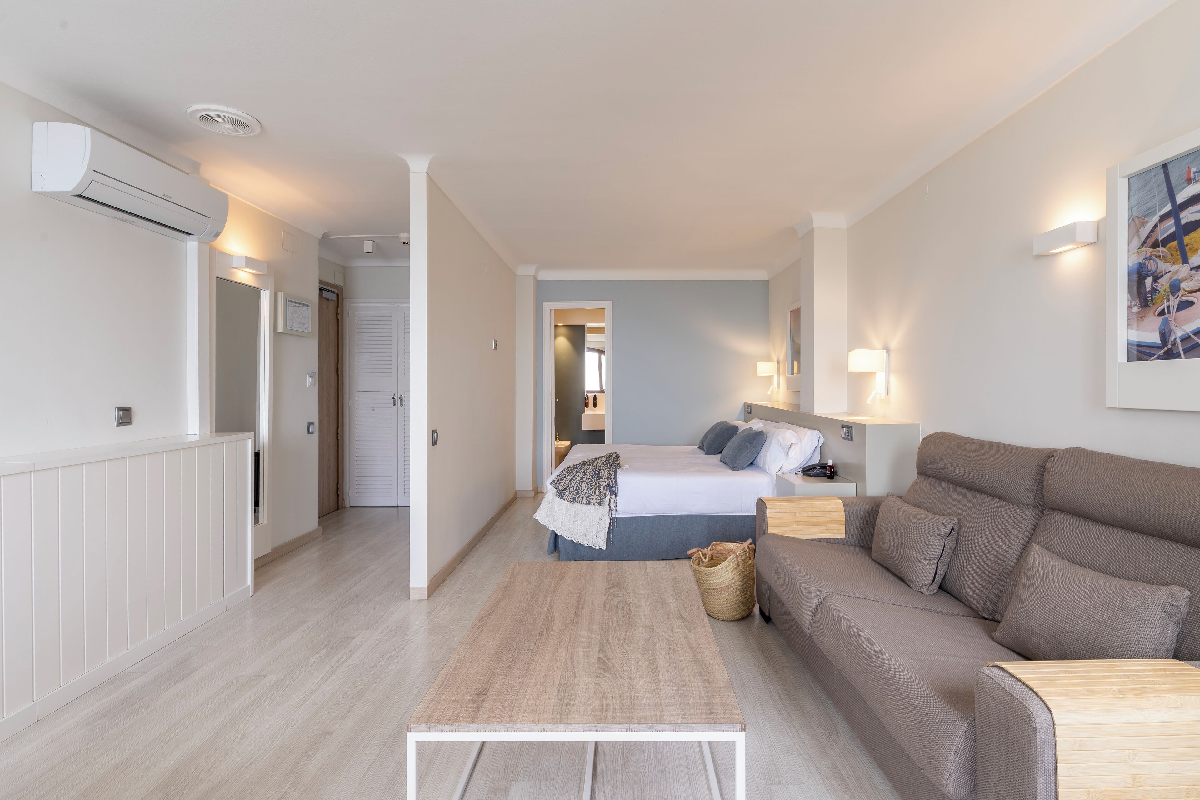 standard double room, sea view, sea facing | minibar, desk, cots/infant beds, free wifi