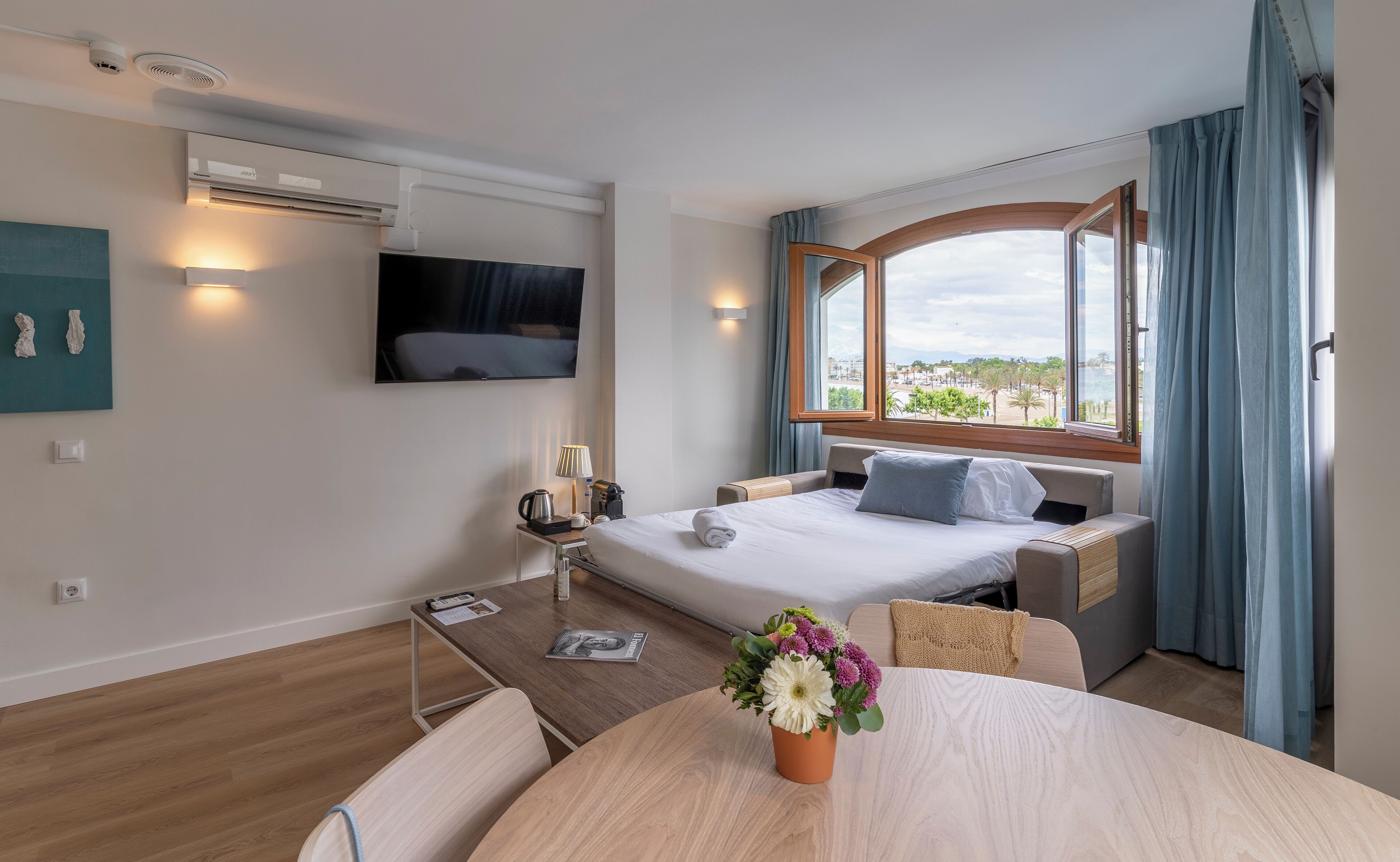 minibar, desk, cots/infant beds, free wifi