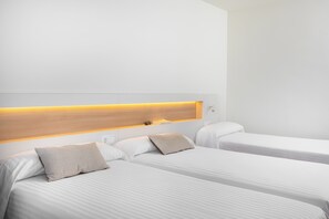 Minibar, desk, free WiFi, bed sheets - Hotel Prestige Sant Marc (Roses)
