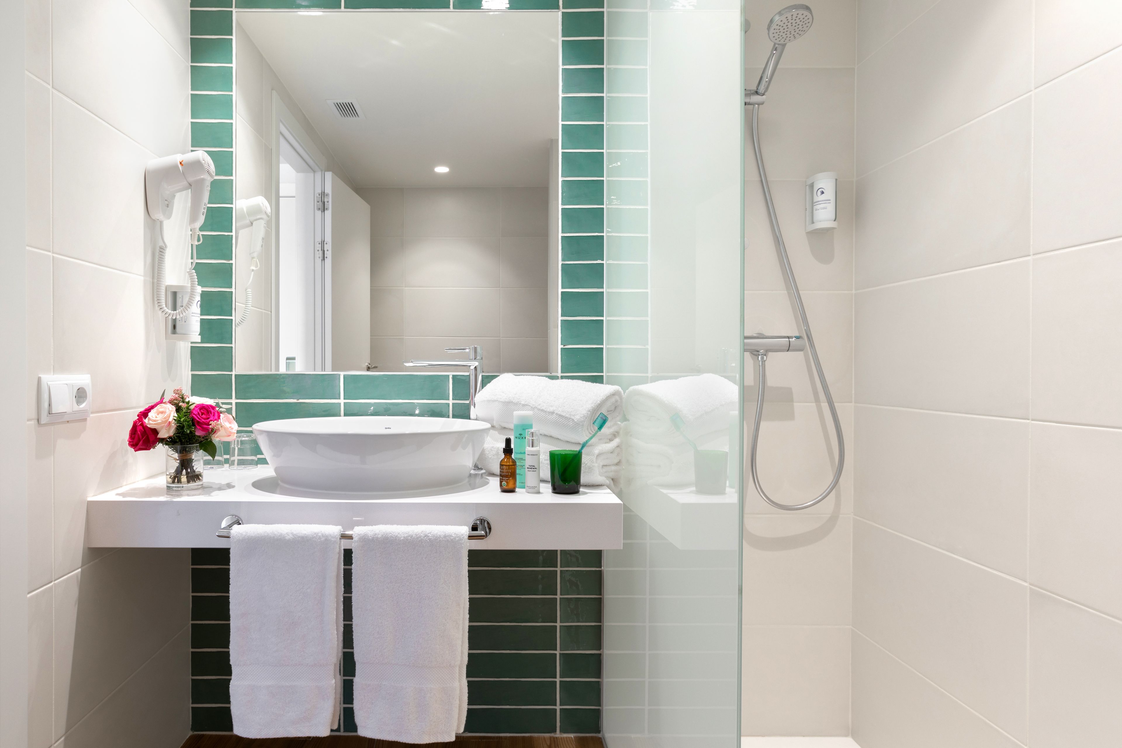 shower, free toiletries, hair dryer, towels