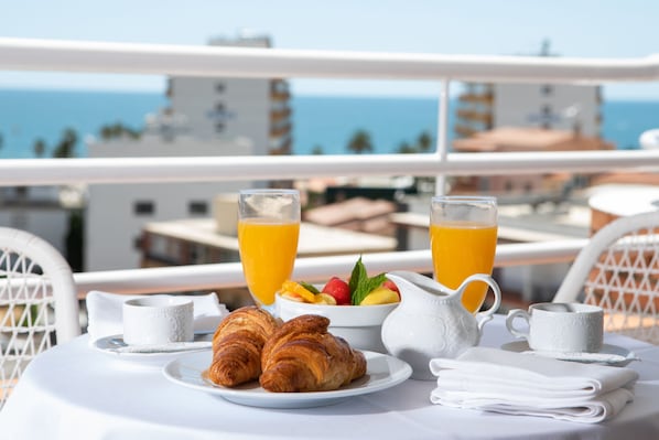 Minibar, escritorio, wifi gratis y ropa de cama