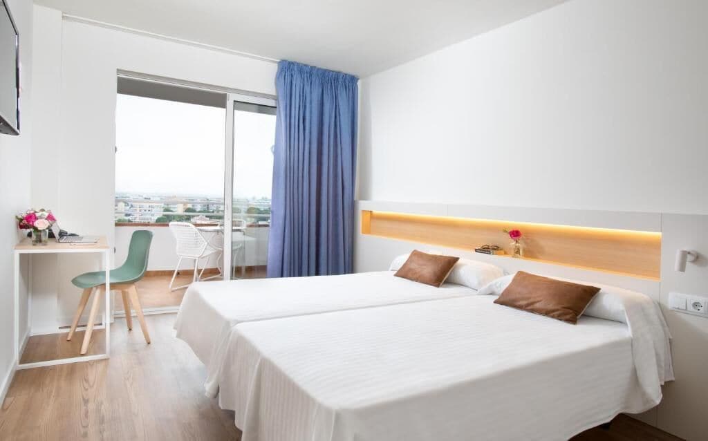 Minibar, desk, WiFi (free), bed sheets