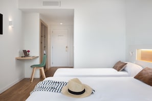 Minibar, escritorio, wifi gratis y ropa de cama