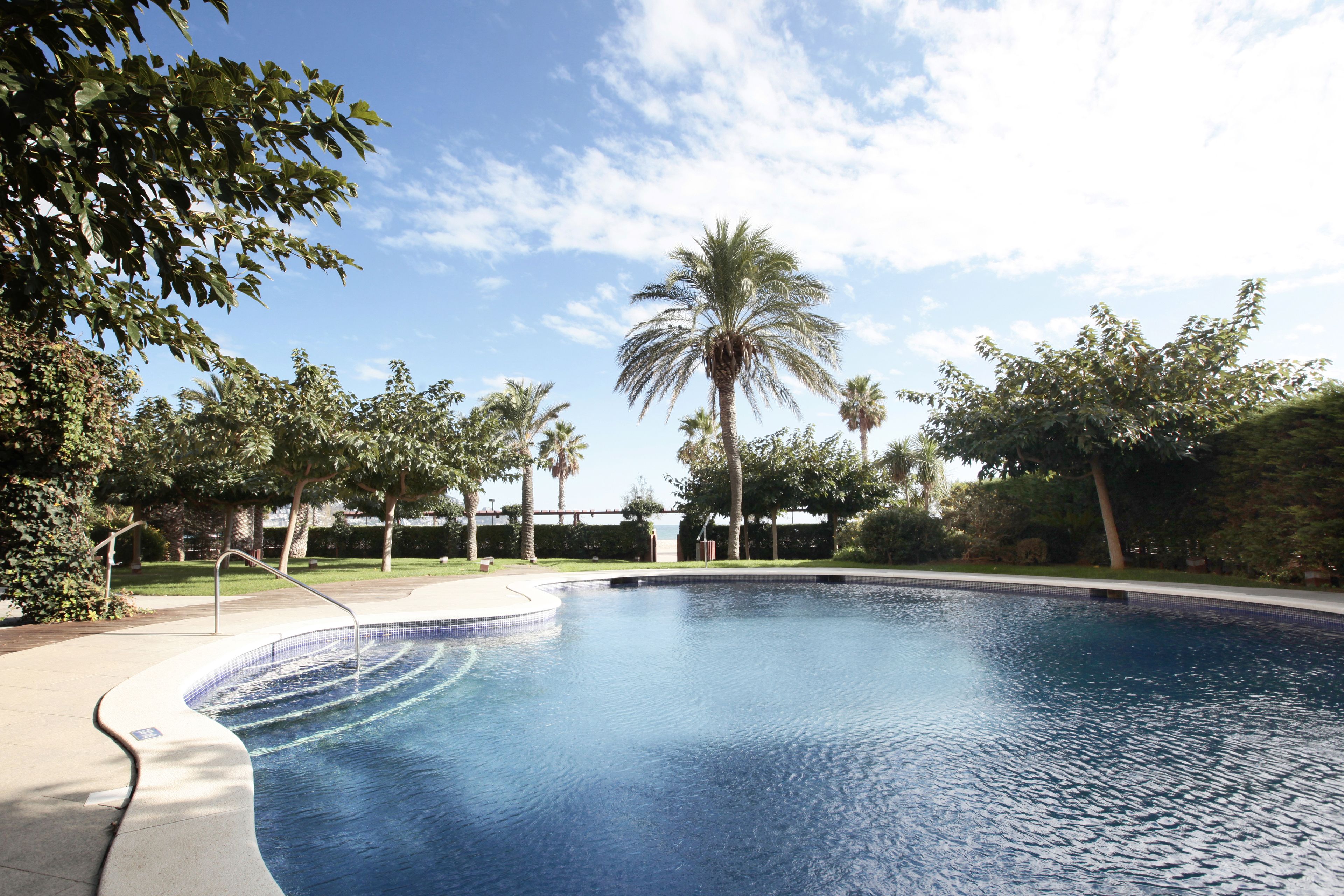 室内游泳池，2 室外游泳池