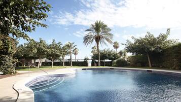 Piscina coberta i piscina a l'aire lliure