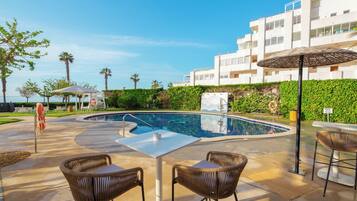 Una piscina cubierta, 2 piscinas al aire libre