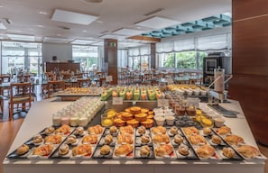 Breakfast and dinner served - Prestige Victoria Hotel (Roses)