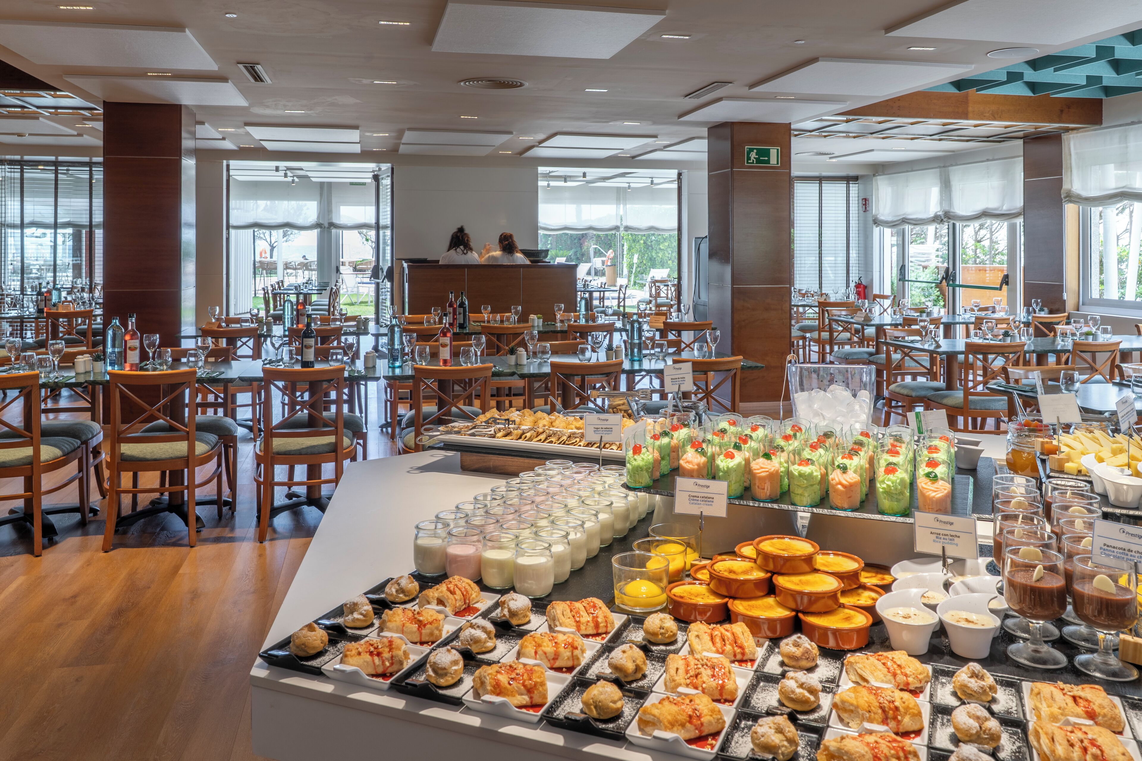 Uma área de buffet com diversos alimentos e bebidas.