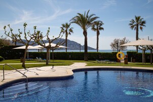 Indoor pool, 2 outdoor pools