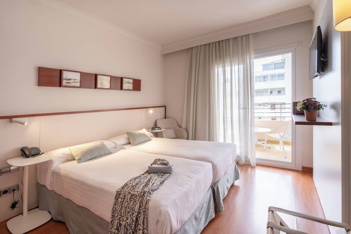Triple Room (2 + 1) | Desk, bed sheets