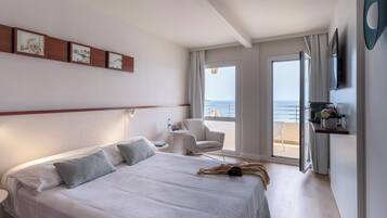 Habitación doble estándar, vista al mar, frente al mar | Escritorio y ropa de cama
