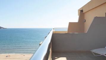 Un balcón con vista al mar y a la playa.