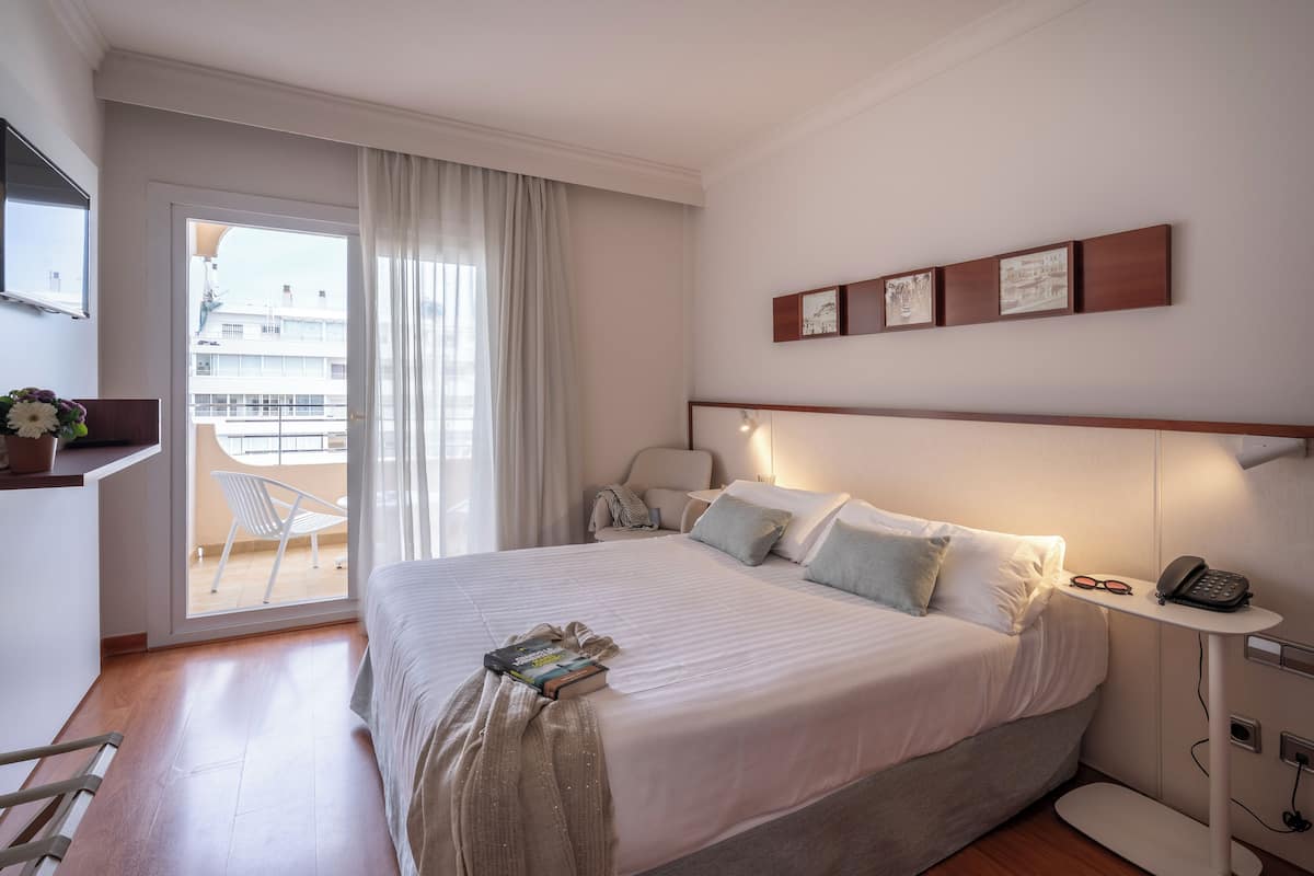 Escritorio y ropa de cama