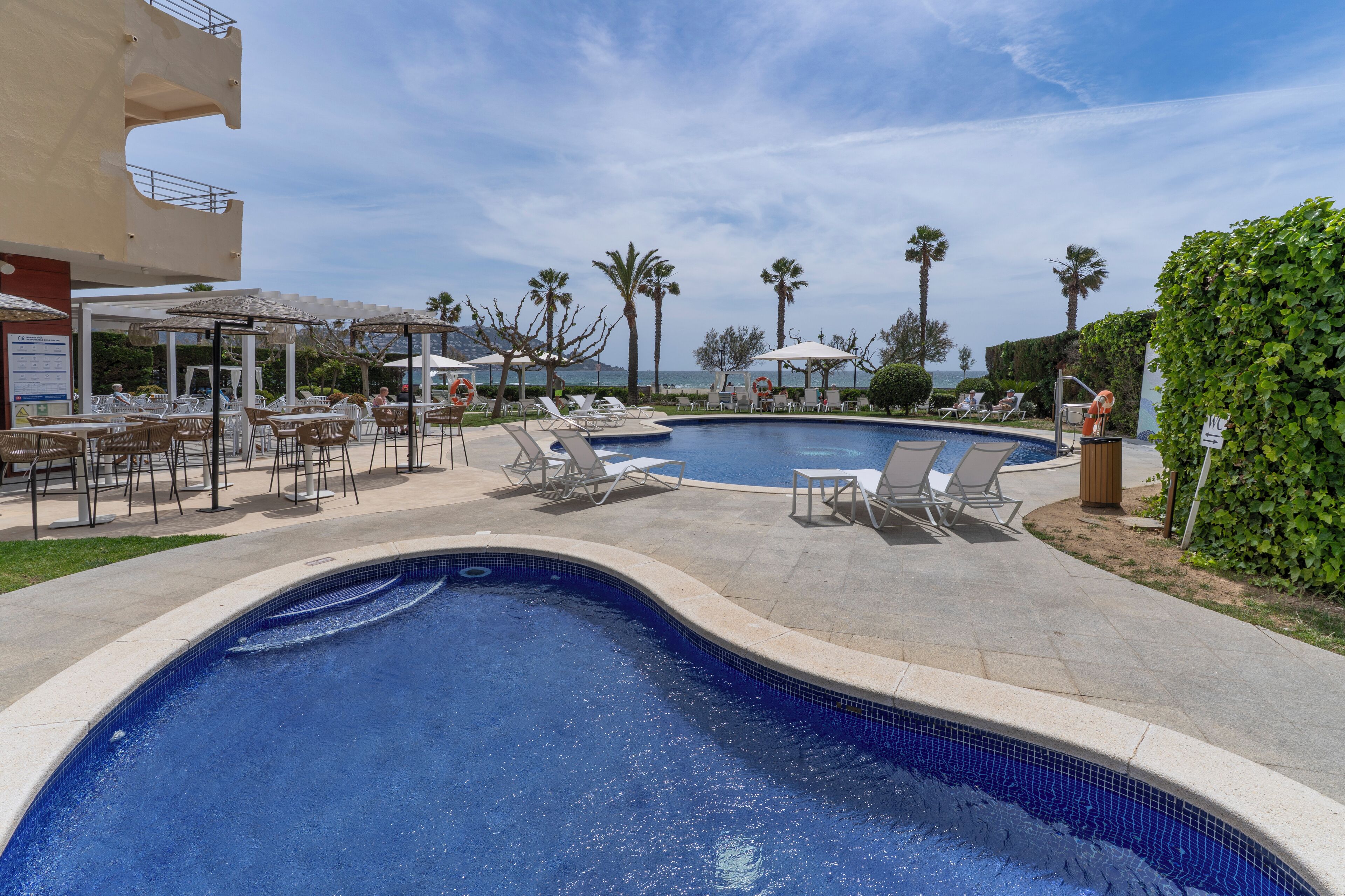 Piscine couverte, 2 piscines extérieures