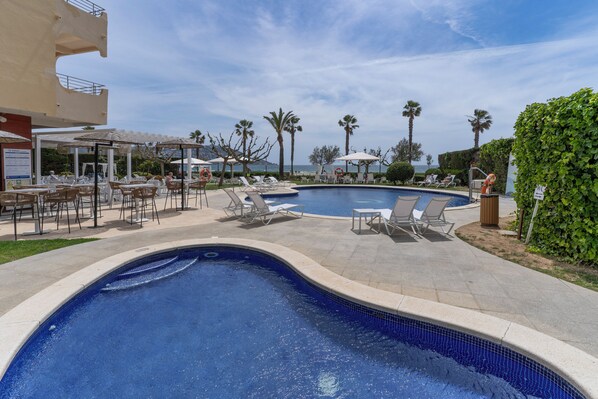 Indoor pool, 2 outdoor pools