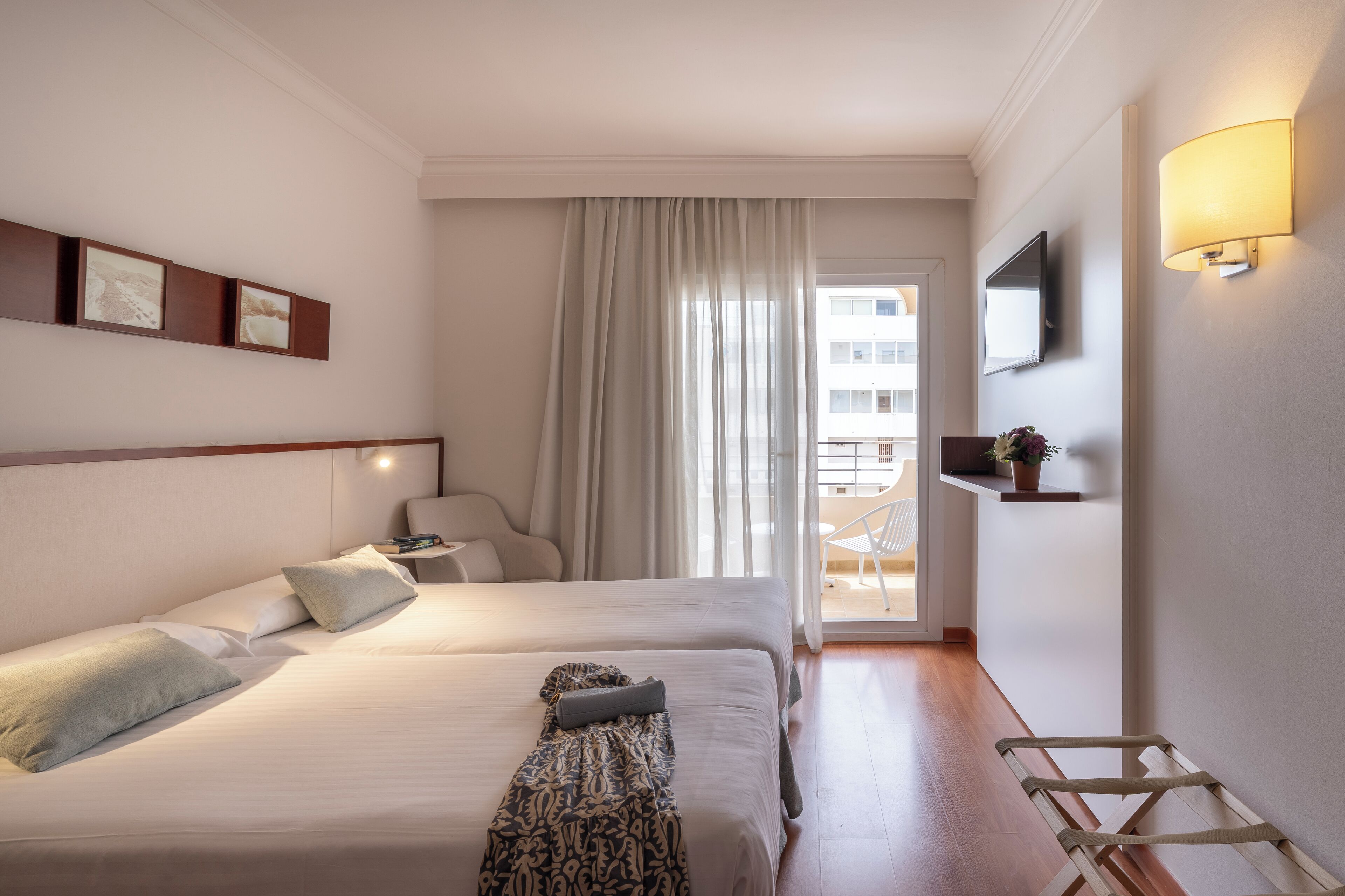 Una scrivania, lenzuola