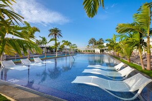 3 kolam renang outdoor, dengan payung kolam renang dan kursi berjemur
