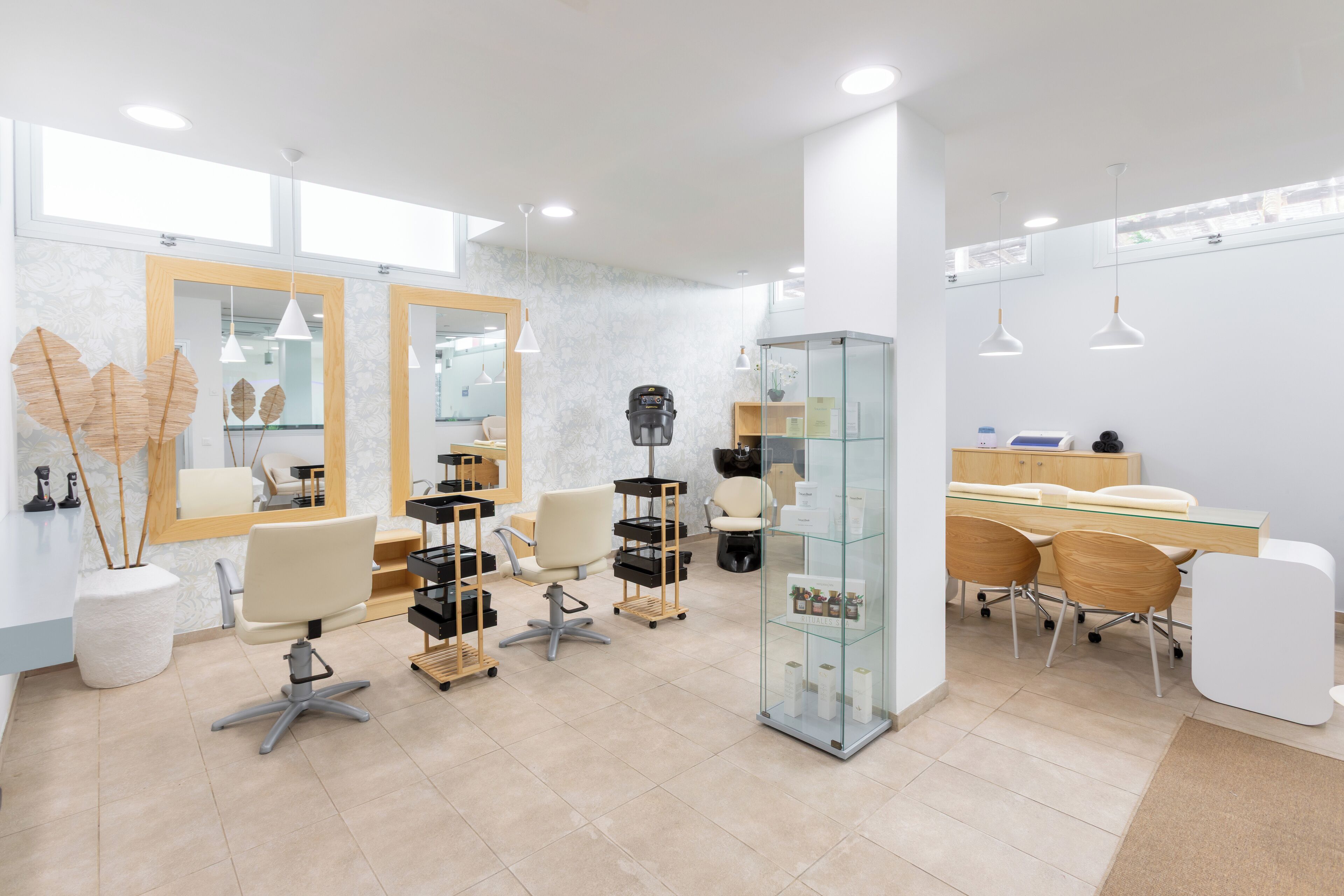 En moderne salon med flere stole, et glasmontre og en reception.