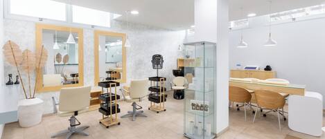En moderne salon med flere stole, et glasmontre og en reception.