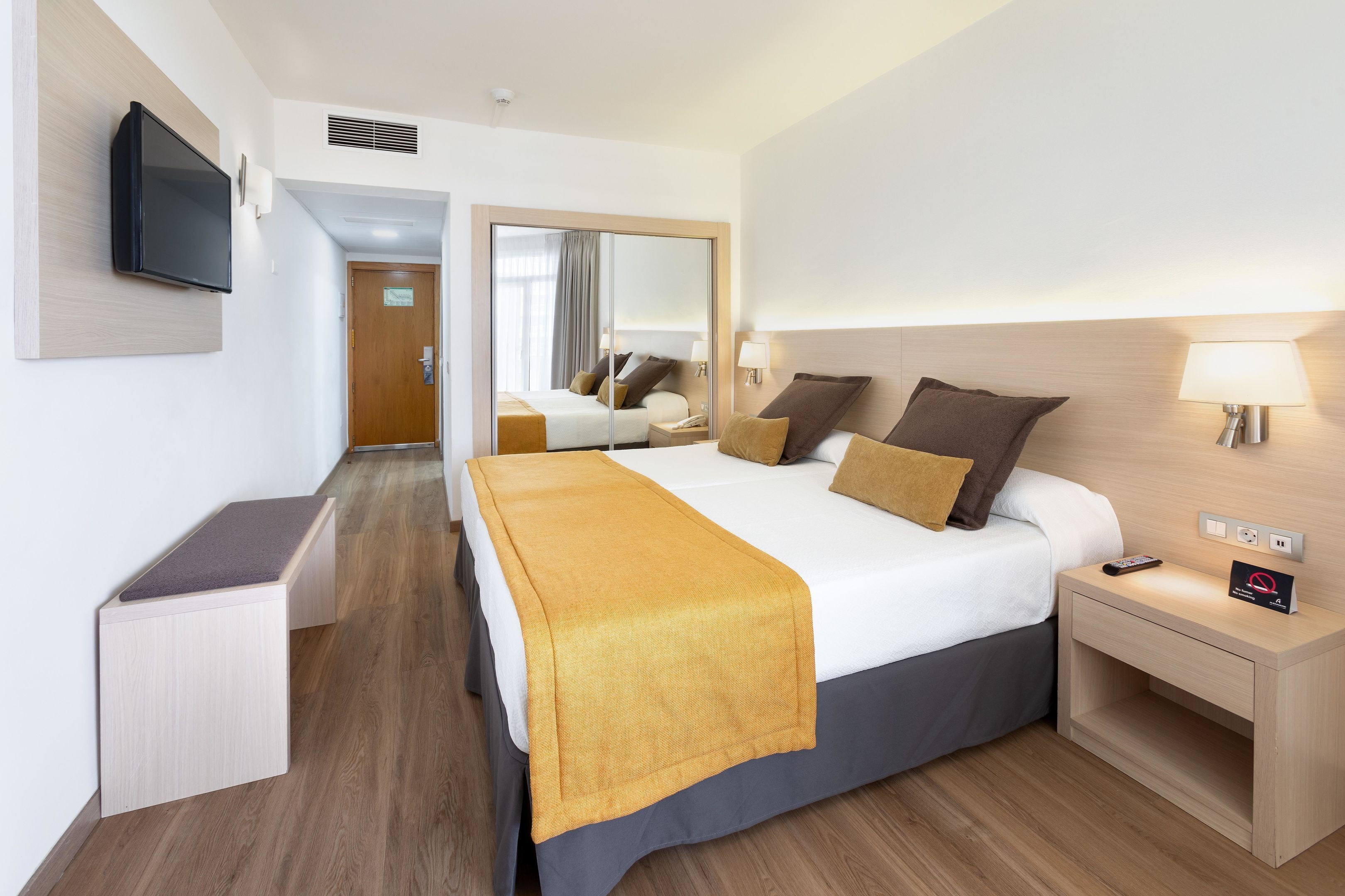 Desk, soundproofing, free WiFi, bed sheets