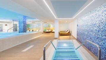 Zona de piscina con pared de azulejos, área de descanso con tumbonas y una escalera que lleva a la piscina.