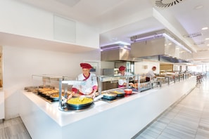 2 restaurants, breakfast, lunch, dinner served; international cuisine