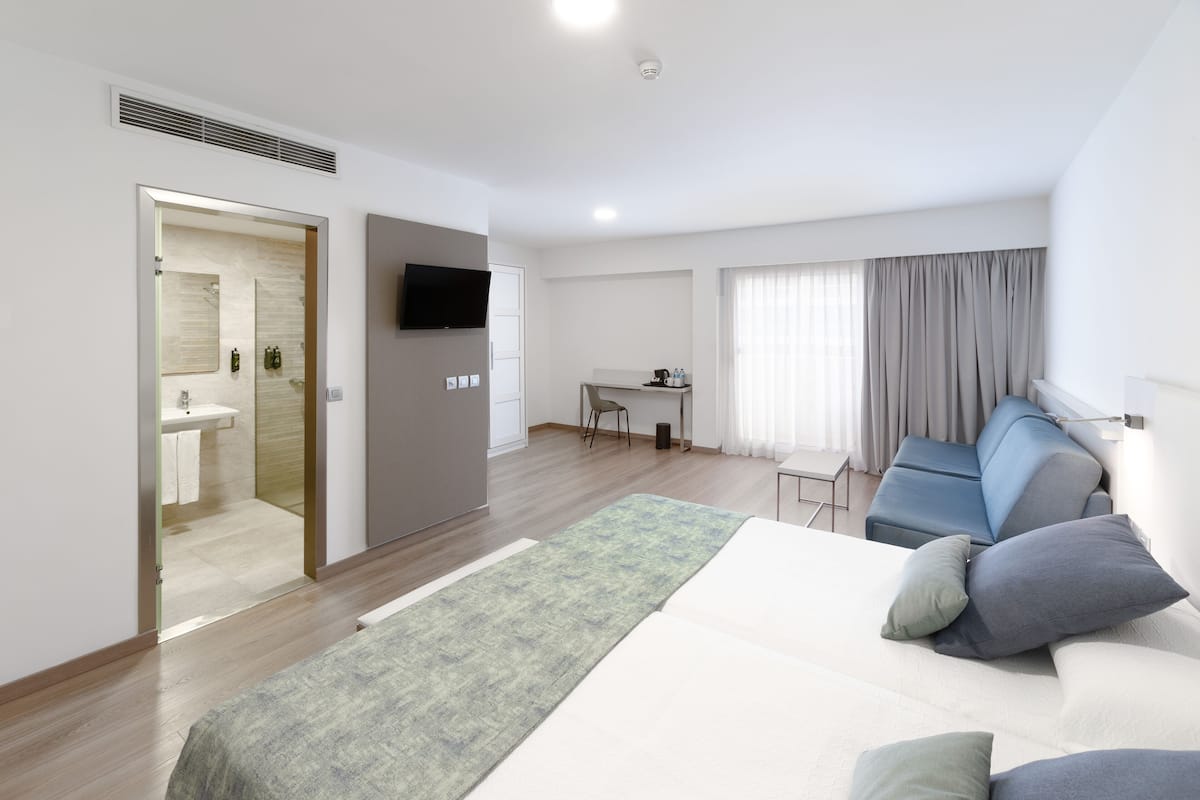 Family Room | 1 bedroom, desk, soundproofing, free WiFi