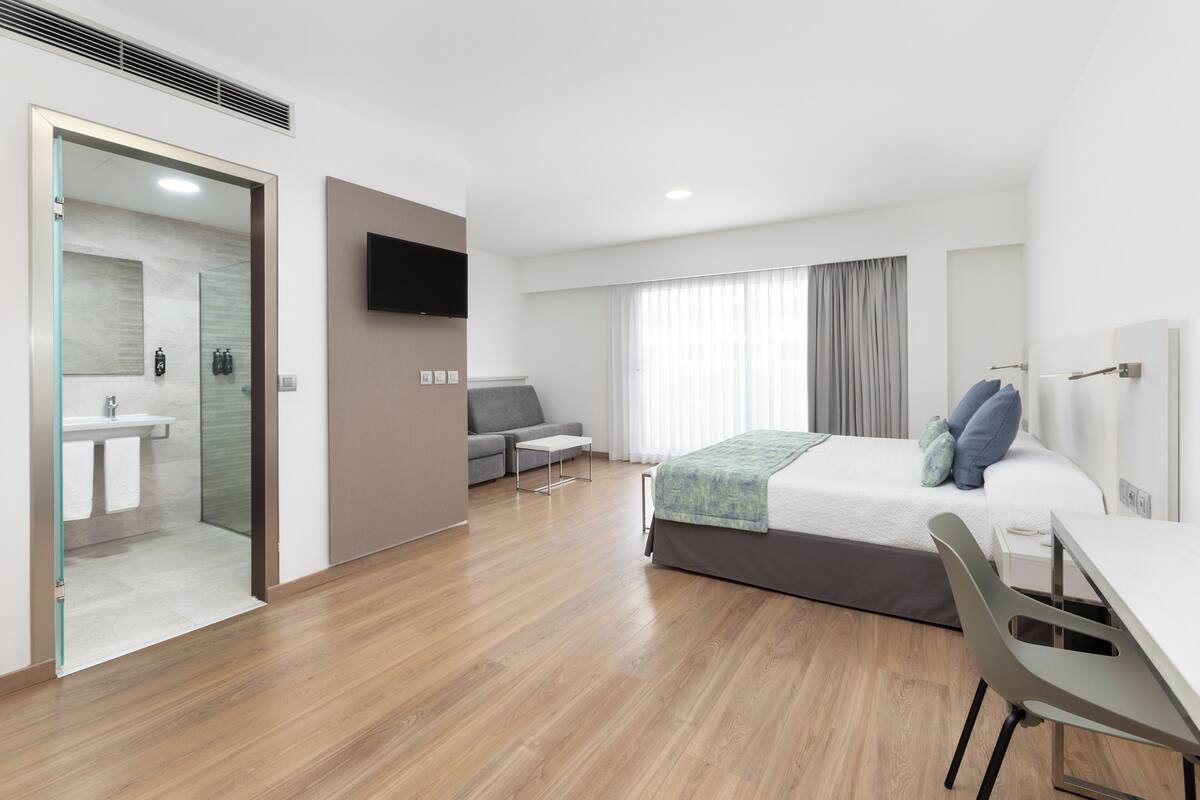 Family Room | Desk, soundproofing, WiFi (free), bed sheets