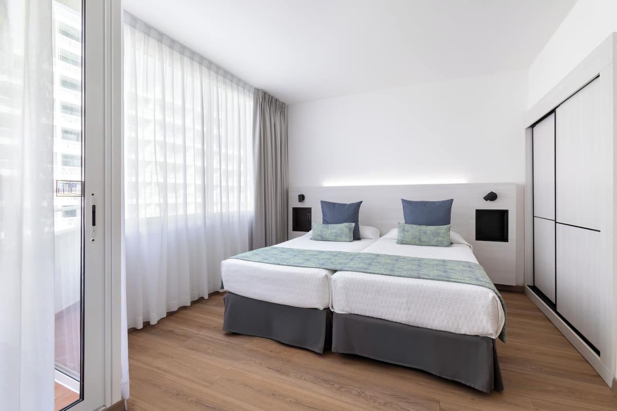 Family Room, 1 Bedroom | Desk, soundproofing, WiFi (free), bed sheets