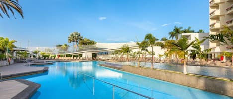 3 outdoor pools, pool umbrellas, pool loungers