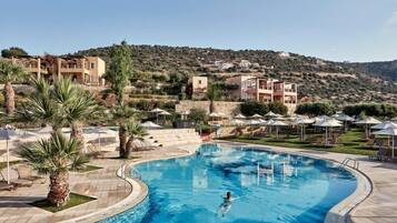 2 piscinas al aire libre, sillones reclinables de piscina