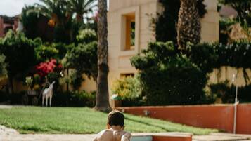 2 outdoor pools, pool loungers