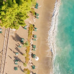 Sulla spiaggia, lettini da mare, ombrelloni, teli da spiaggia