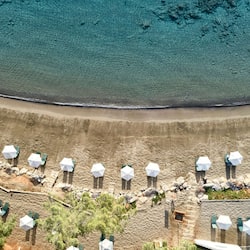 Sulla spiaggia, lettini da mare, ombrelloni, teli da spiaggia