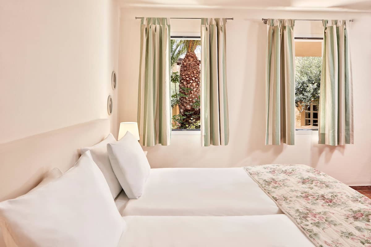 Familieleilighet, 1 soverom, hageutsikt | 1 soverom, allergitestet sengetøy, safe på rommet og skrivebord