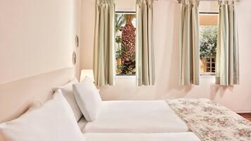 Familieleilighet, 1 soverom, hageutsikt | 1 soverom, allergitestet sengetøy, safe på rommet og skrivebord