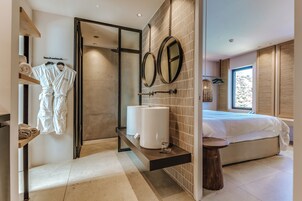 One Bedroom Serenity Sea Front suite | 1 dormitorio, ropa de cama hipoalergénica, caja fuerte y escritorio