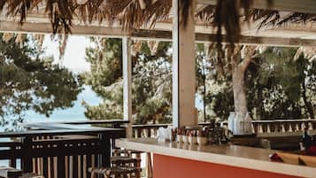 2 bares o lounges, bar junto a la alberca