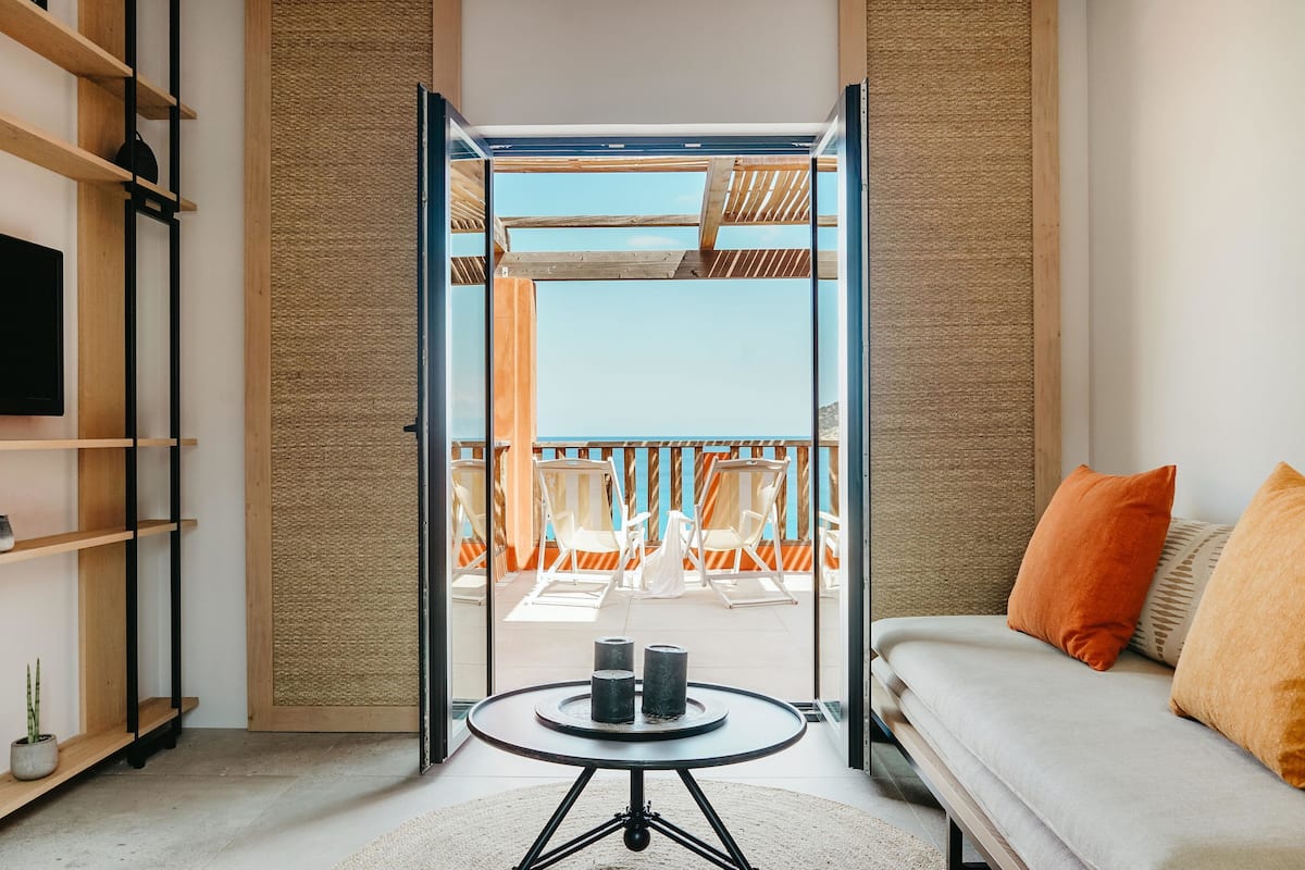 One Bedroom Serenity Sea Front suite | Wohnbereich | 32-Zoll-Flachbildfernseher mit Satellitenempfang, Fernseher