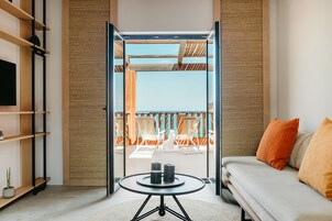 One Bedroom Serenity Sea Front suite | Zona de estar | Televisión de pantalla plana de 32 pulgadas con canales por satélite