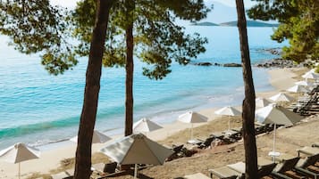 En la playa, camastros, sombrillas y toallas de playa
