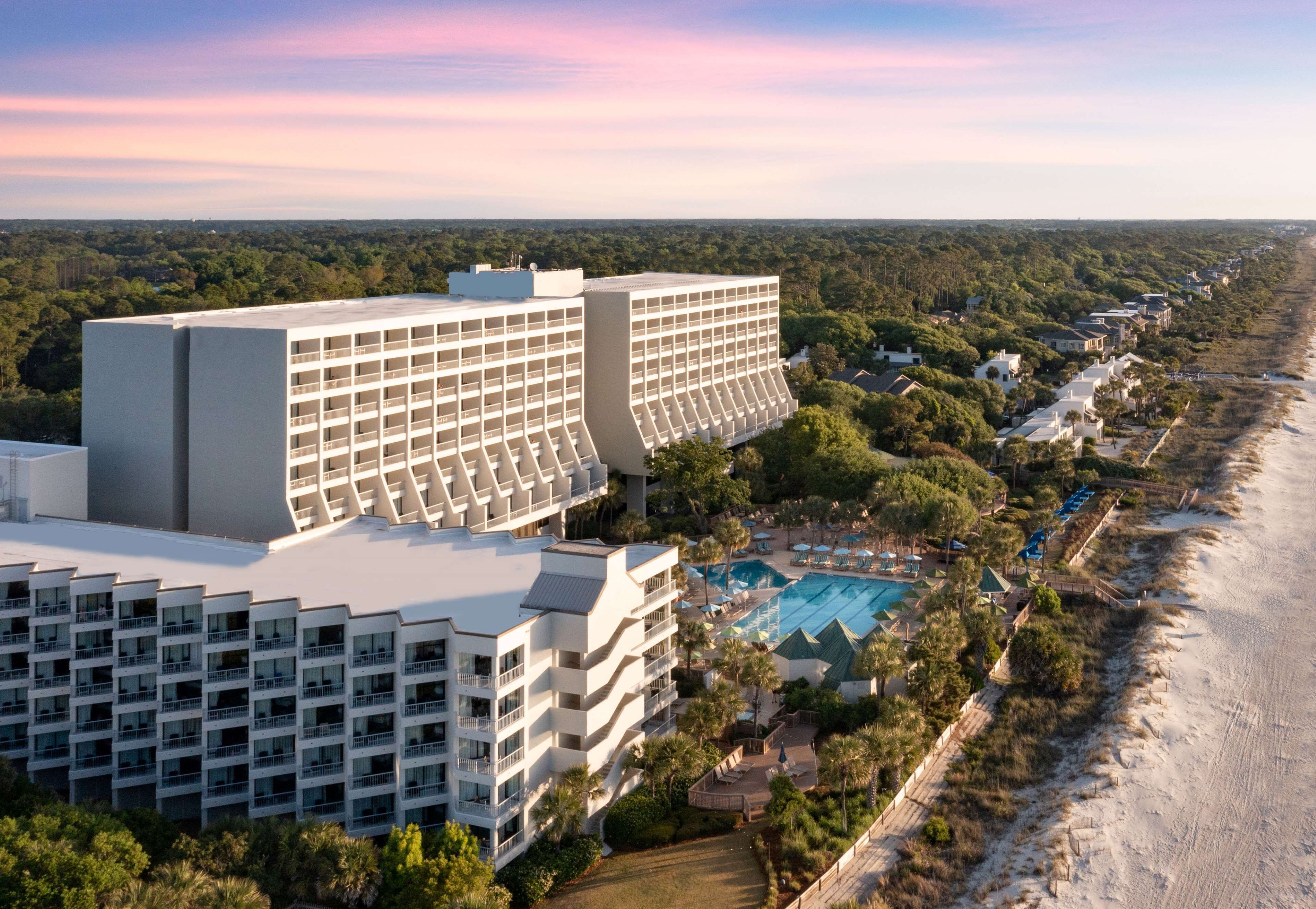 Aan het strand, wit zand, parasols, strandlakens