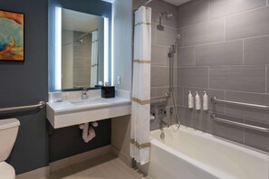 淋浴设施、免费洗浴用品、吹风机、浴袍